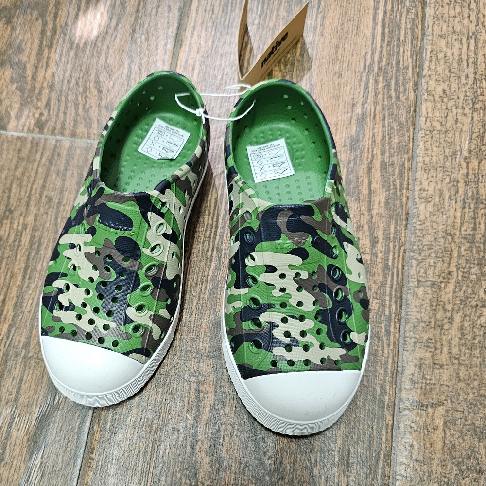 NWT Camo Natives size 10